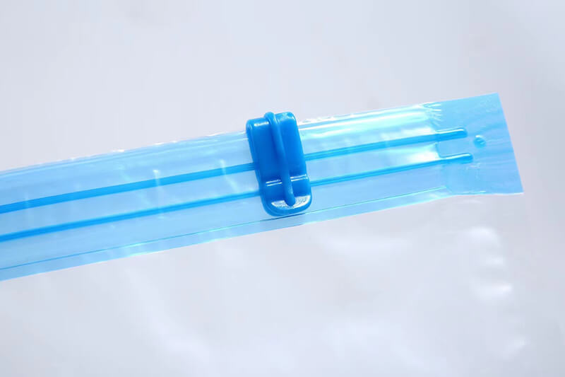 Vacuum storage bag sealing zipper